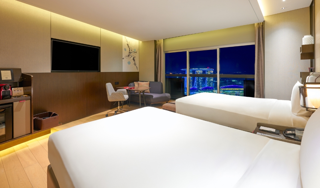 Swiss Prestige Marina Bay Double Room - Night | Swissotel The Stamford