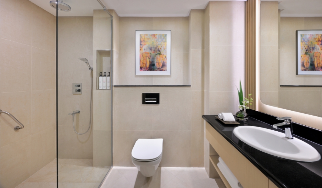 Classic King Room at Swissotel Al Murooj